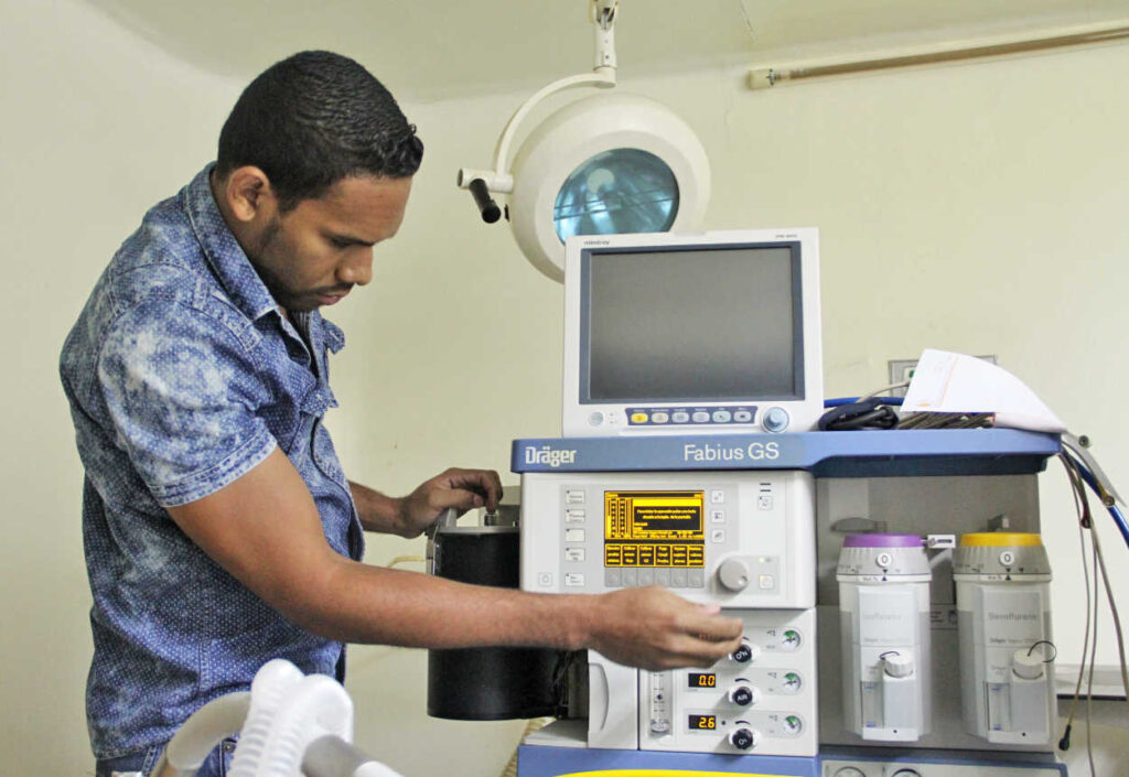 Ing. Carlos Aguilera realizando pruebas de máquina de anestesia.